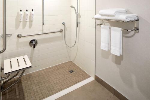 Un baño de Delta Hotels by Marriott Fredericton