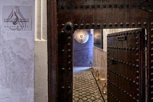 une porte ouverte menant à une chambre avec couloir dans l'établissement Dar Assiya, à Marrakech
