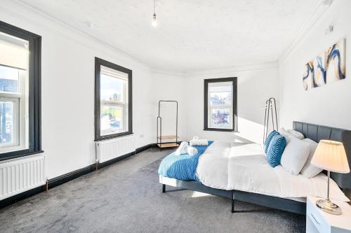 Ένα ή περισσότερα κρεβάτια σε δωμάτιο στο MODERN DUPLEX APARTMENT LOCATED NEAR CITY CENTRE with FREE PARKING, WI FI & NETFLIX BY AI ESTATE GROUP