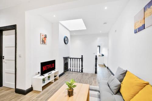 Χώρος καθιστικού στο MODERN DUPLEX APARTMENT LOCATED NEAR CITY CENTRE with FREE PARKING, WI FI & NETFLIX BY AI ESTATE GROUP
