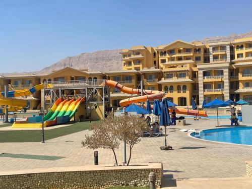 Bazén v ubytování caribian Porto sokhna vip بورتو السخنة أكوا بارك للعائلات aqua park nebo v jeho okolí