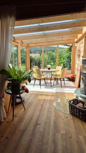 a dining room with a table and chairs in a house at Ökologisches Hideaway mit Sauna und großem Garten in Seßlach