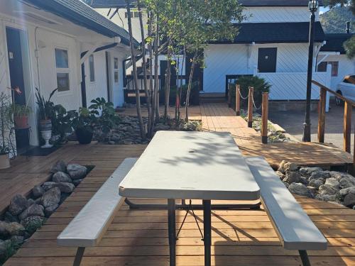 a table and benches on a wooden deck at H&H Motor Lodge in Idaho Springs