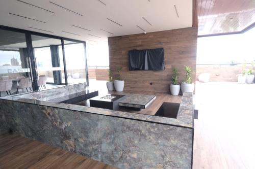 a lobby of a building with a concrete counter top at Experiencia de lujo en Sky Elite in El Pary