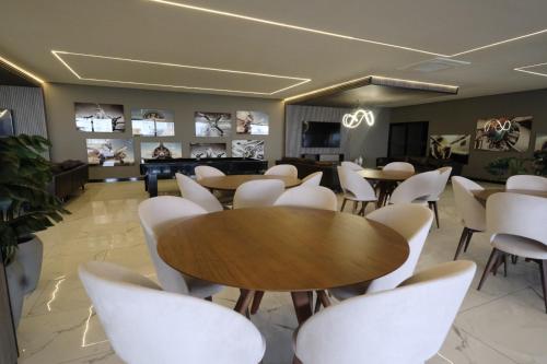 a waiting room with tables and white chairs at Experiencia de lujo en Sky Elite in El Pary