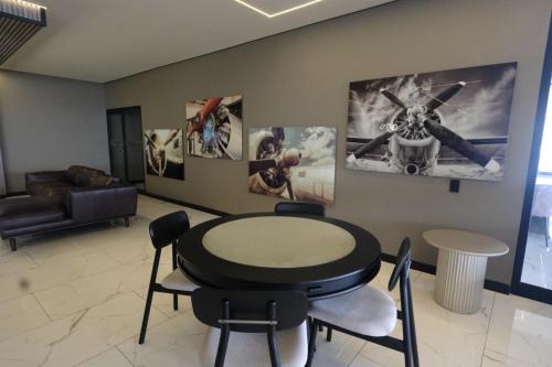 a room with a table and chairs and a couch at Experiencia de lujo en Sky Elite in El Pary