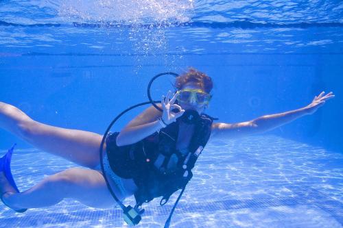 ポルトコロムにあるJS Cape Colom - Adults Onlyのカメラを持って水泳している女性