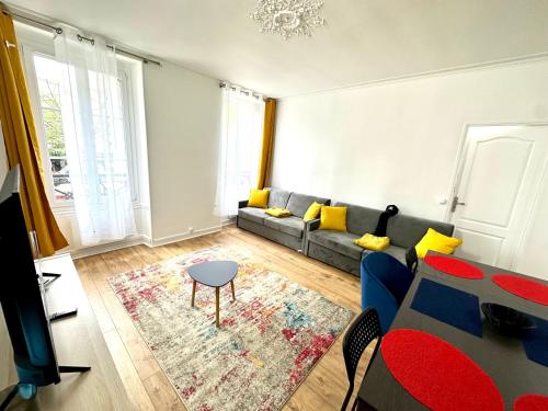 un salon avec un canapé et une table dans l'établissement Refait à Neuf 2 pièces - Paris - tout équipé - Parking, à Paris