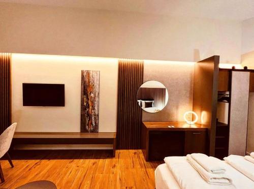 Uma cama ou camas num quarto em Akropolis Hotel