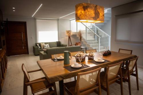 a living room with a wooden table and chairs at Casa em Tiradentes 14 pessoas in Tiradentes
