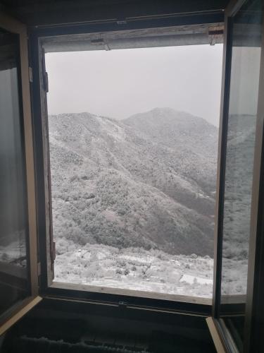 Pemandangan gunung umum atau pemandangan gunung yang diambil dari apartmen
