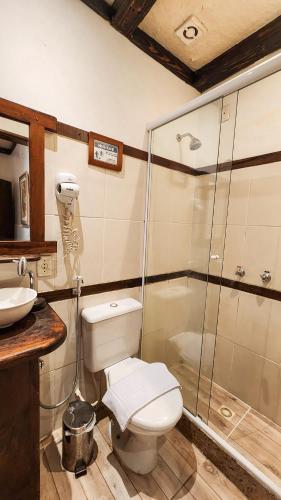 a bathroom with a toilet and a shower at Pousada Abayomi in Paraty