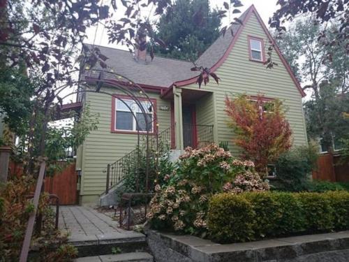 Cozy One Bed Suite in the Heart of Ballard_2