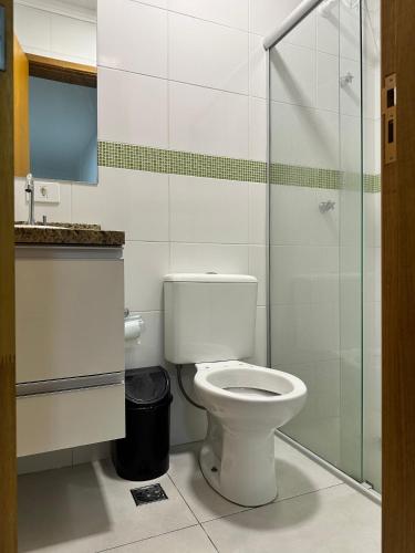 um banheiro com vaso sanitário e box de vidro em Hospedagem Congonhas 6 em São Paulo