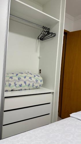 um quarto com uma cama e uma cómoda em Hospedagem Congonhas 6 em São Paulo