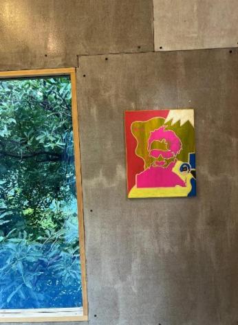 ein Bild an einer Wand neben einem Fenster in der Unterkunft EB5 Escape-Contemporary Stay, San Marcos La Laguna, City Art in San Marcos La Laguna
