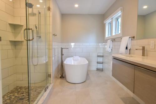 Ένα μπάνιο στο Water Views Heated Pool & Hot Tub