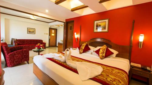 Kama o mga kama sa kuwarto sa Ramee Guestline Hotel Dadar