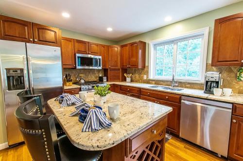 Dapur atau dapur kecil di Close to Bike Path 1 Mile to Beaches