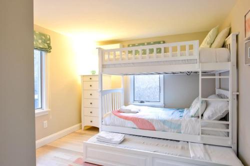 Habitación pequeña con 2 literas. en Less Than 1 Mile to Beach with Custom Fire Pit, en Brewster