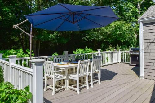 Jardín al aire libre en Less Than 1 Mile to Beach with Custom Fire Pit