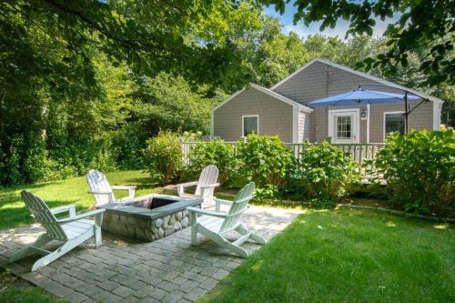 Jardín al aire libre en Less Than 1 Mile to Beach with Custom Fire Pit