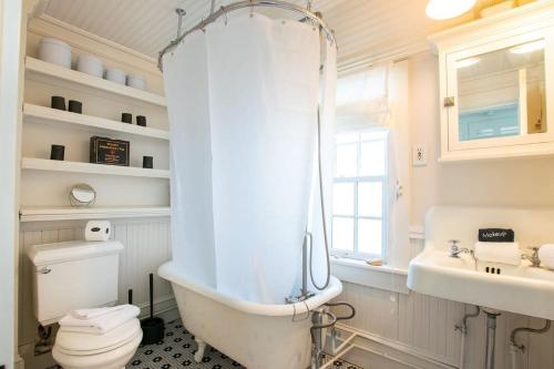 Ένα μπάνιο στο Multi-Dwelling 1 Mile to Nantucket Sound