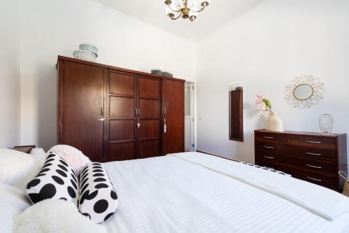 a bedroom with a large bed with black and white pillows at Balcony Spacious 2BR Arucas Historic Center in Arucas