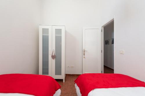 a white room with two beds and a mirror at Balcony Spacious 2BR Arucas Historic Center in Arucas