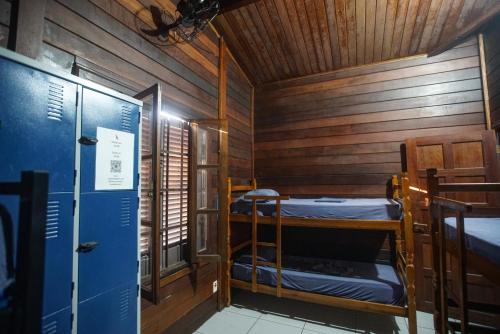 una stanza con due letti a castello in una cabina di Hostel Capricórnio Carcará a Caraguatatuba