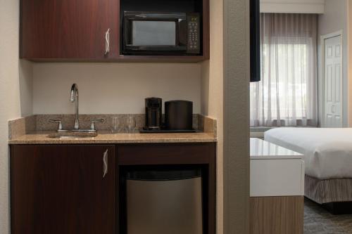 Postel nebo postele na pokoji v ubytování SpringHill Suites by Marriott Medford