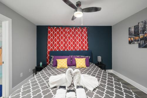 Postel nebo postele na pokoji v ubytování Convenient 1BR Unit Close to Shopping & Dining