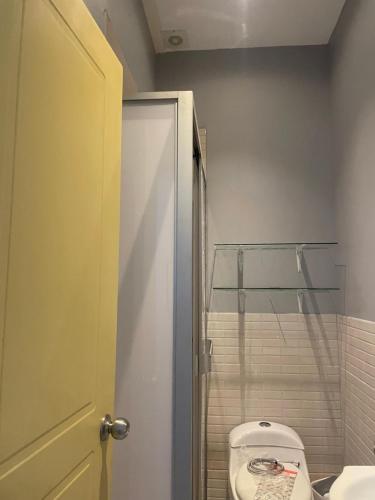 a bathroom with a toilet and a glass shower at Salomeapart2 in Tarapoto