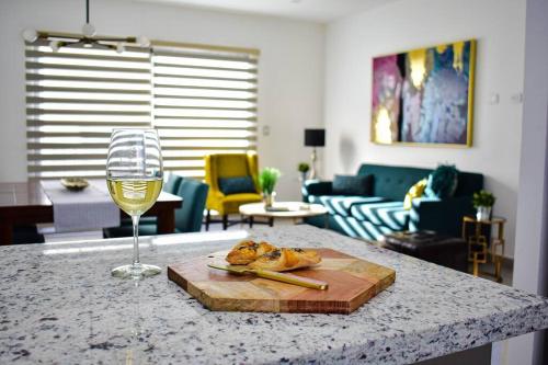 a glass of wine and a plate of food on a counter at Mar Báltico 2 in El Suazal
