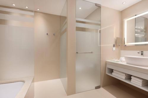 Bilik mandi di Pine Cliffs Hotel, a Luxury Collection Resort, Algarve