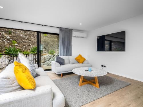 TV a/nebo společenská místnost v ubytování Accommodation Russell