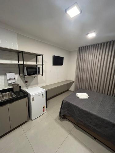 a hotel room with a bed and a sink at Prédio San Paolo - Bairro Santa Mônica próximo a UFU / Prefeitura / Center Shopping in Uberlândia