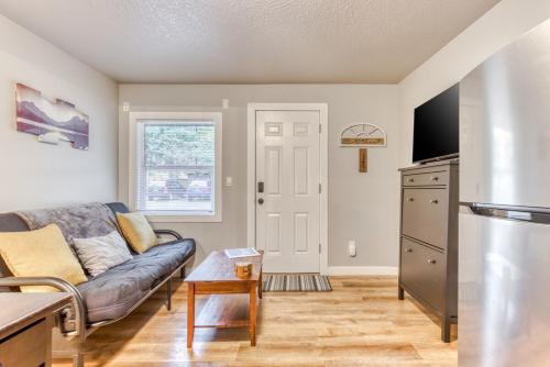 a living room with a couch and a kitchen at Mt Air Motel in Mount Hood Village