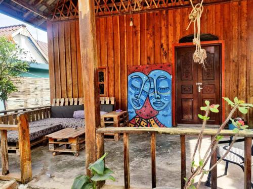 Un patio o zona al aire libre en Dragonfly Guesthouse M'Pai Bay
