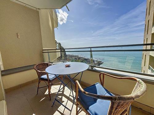 Appartement central avec balcon, parking privé - FR-1-361-66