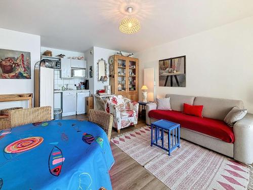 un salon avec un canapé et une table dans l'établissement Appartement central avec balcon, parking privé - FR-1-361-66, à Granville