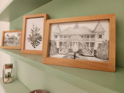 a picture of a house on a shelf at Kozy Kaz - Les pieds dans l eau in La Trinité