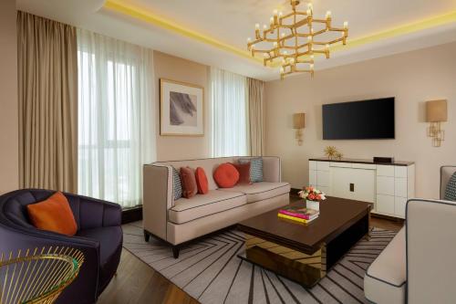 TV a/nebo společenská místnost v ubytování The Ritz-Carlton, Astana
