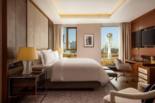 TV a/nebo společenská místnost v ubytování The Ritz-Carlton, Astana