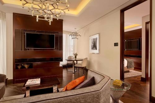 TV a/nebo společenská místnost v ubytování The Ritz-Carlton, Astana