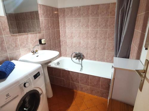 une salle de bain avec une machine à laver et un lavabo dans l'établissement Appartement 2 pièces avec parking et wifi, centre-ville Sainte-Maxime - FR-1-780-69, à Sainte-Maxime