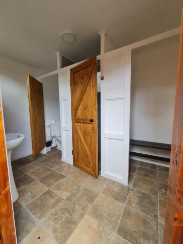 QuepeCasa spa parcela con acceso directo a río Temuco Padre las casas的带木门和水槽的浴室