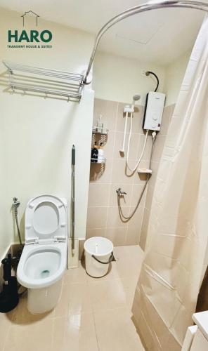 ein Badezimmer mit Toilette und Dusche in der Unterkunft Condo near Session Road with Balcony in Baguio City