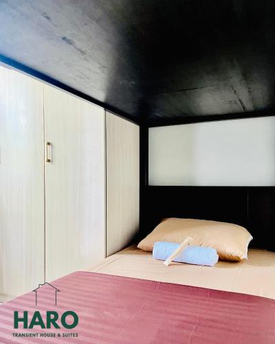 ein Schlafzimmer mit einem großen Bett und einer schwarzen Decke in der Unterkunft Condo near Session Road with Balcony in Baguio City