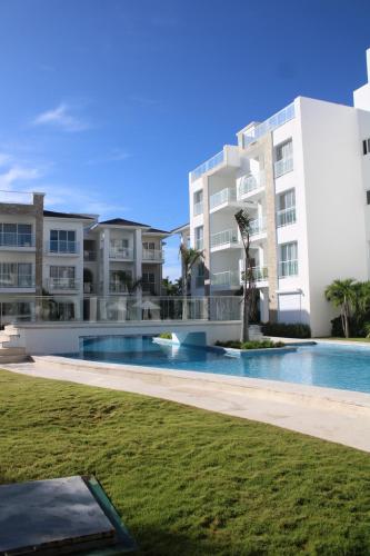 una piscina frente a un edificio en Sunset Luxury Punta Cana, en Punta Cana